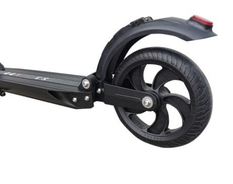 Крыло над задним колесом служит как для защиты от брызг грязи